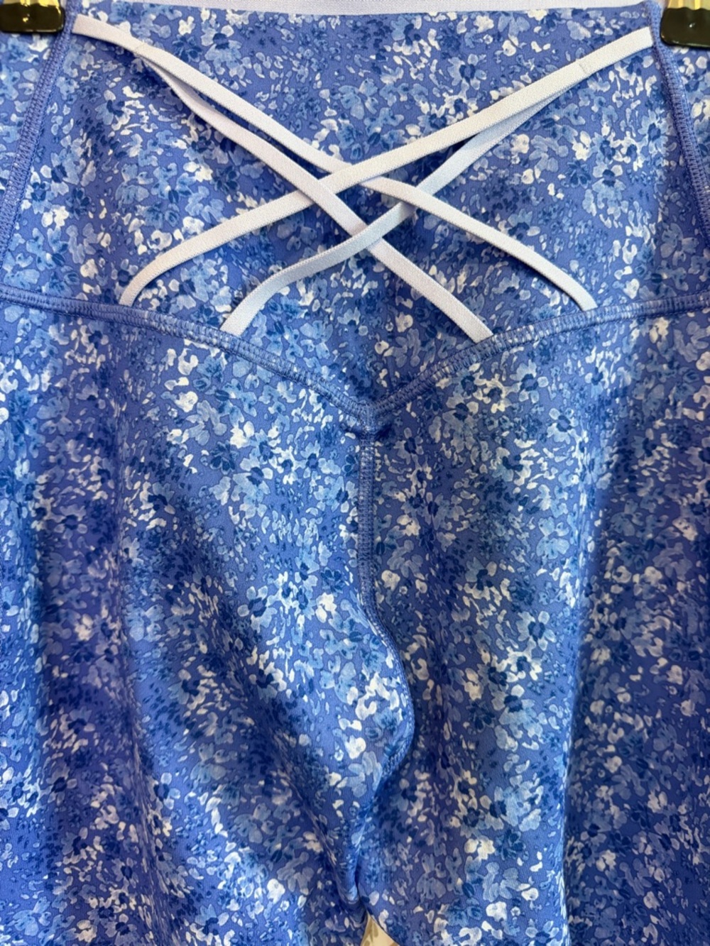 Fabletics PowerHold NWT Medium Blue Floral Leggings 27in Inseam - Picture 5 of 10